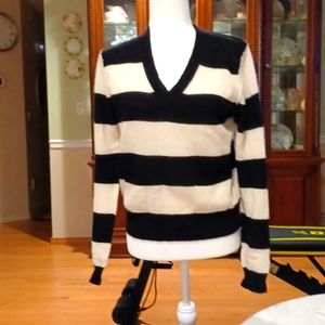 360 Cashmere V-Neck Sweater with front pockets